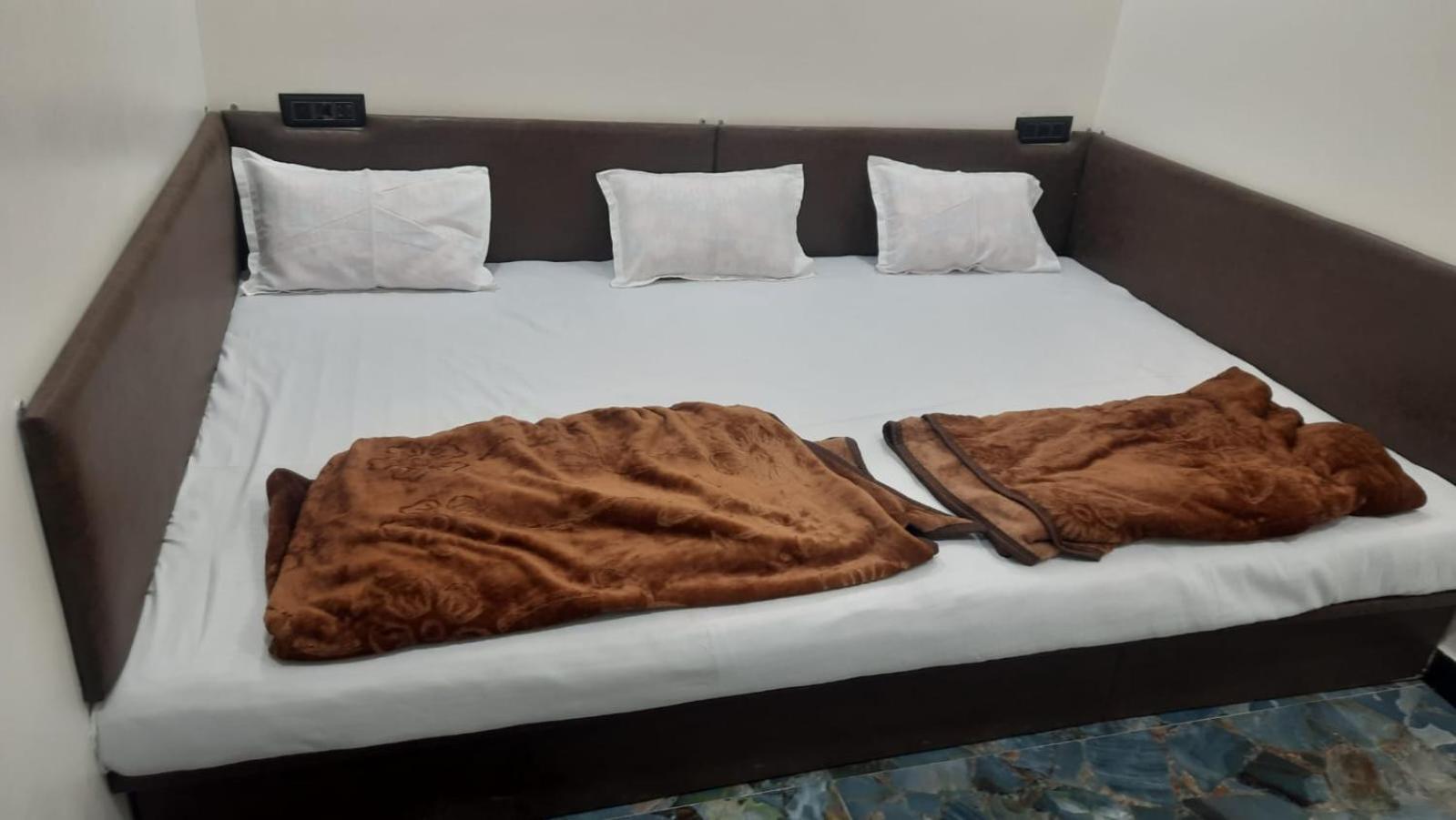 Golden Guest House อุจเจน ภายนอก รูปภาพ